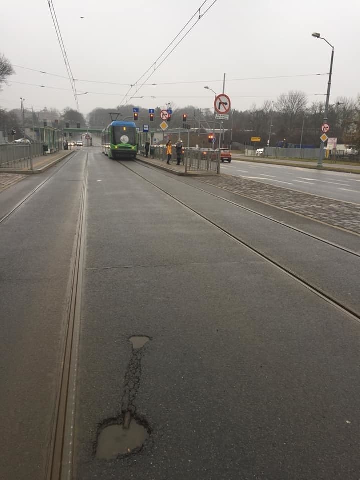 Nietypowa dziura na ul. Arkońskiej. Zaginiona łopata sprzed lat [ZDJĘCIA]