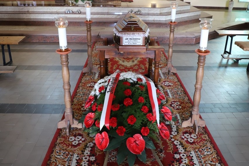 Ceremonie pogrzebowe zostały poprzedzone wystawieniem warty...