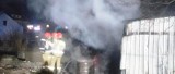 Nowy Sącz pożar. Płonął blaszany garaż przy ul. Gwardyjskiej w pobliżu budynków mieszkalnych [ZDJĘCIA] 