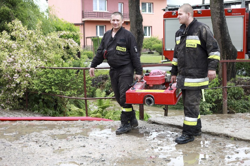 Strażacy na posesji Janiny Kurek w Zielonkach