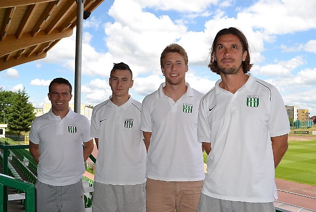 Od prawej: Milan Andjelković, Bruno Żołądź, Oskar Trzepacz i Marcin Kaczmarek na stadionie Olimpii Grudziądz.
