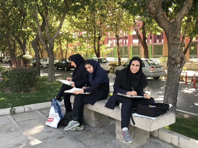 Są w Teheranie miejsca, gdzie nie tak łatwo dostrzec ultrakonserwatywne państwo muzułmańskie. Północna część miasta różni się bardzo od południowej. Z jednej strony kobiety w czadorach, z drugiej - kolorowe dziewczyny lekko podtrzymujące chusty na włosach