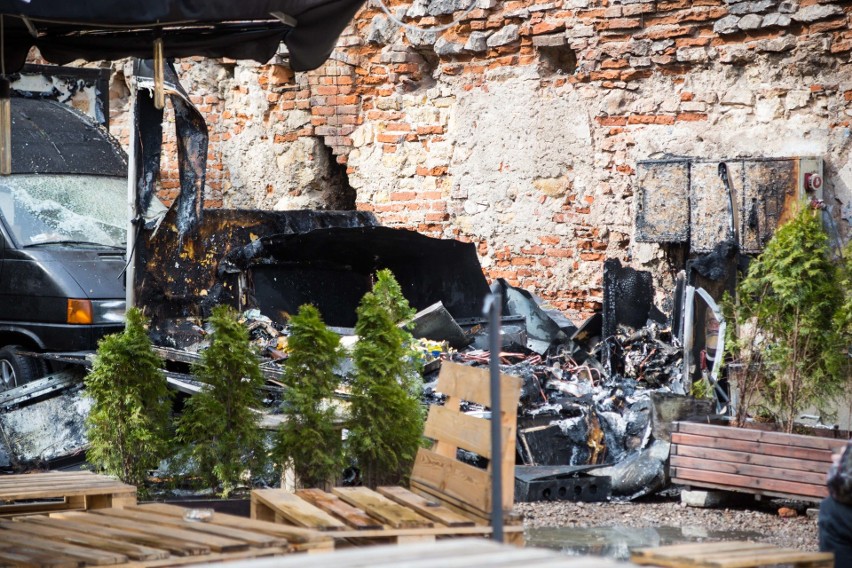 Pożar food trucka na Kazimierzu. W środku były butle z propan-butanem [ZDJĘCIA]