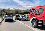 Wypadek na szosie pod Nowym Sączem. Fiat rozbił się o barierki zabezpieczające drogę