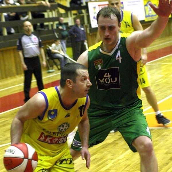 Koszykarze tarnobrzeskiej Siarki (z piłką Maciej Bielak) staną przed szansą pokonania lubelskiego Startu.