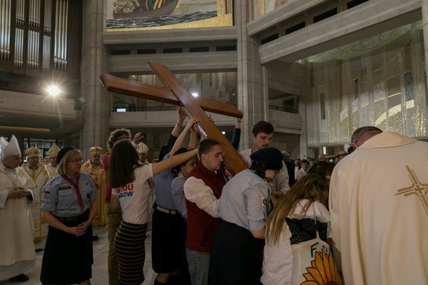 Symbole światowych dni młodzieży: drewniany krzyż i obraz...