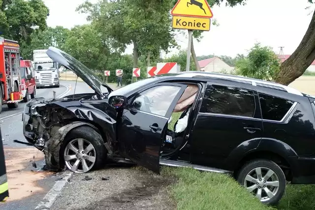 Wypadek w Rogowie w powiecie brzezińskim. Dwie osoby ranne w czołowym zderzeniu samochodów