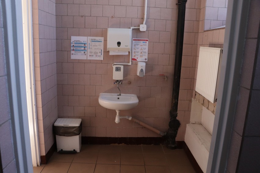 Toalety nie są szczególnie nowoczesne, ale standard...