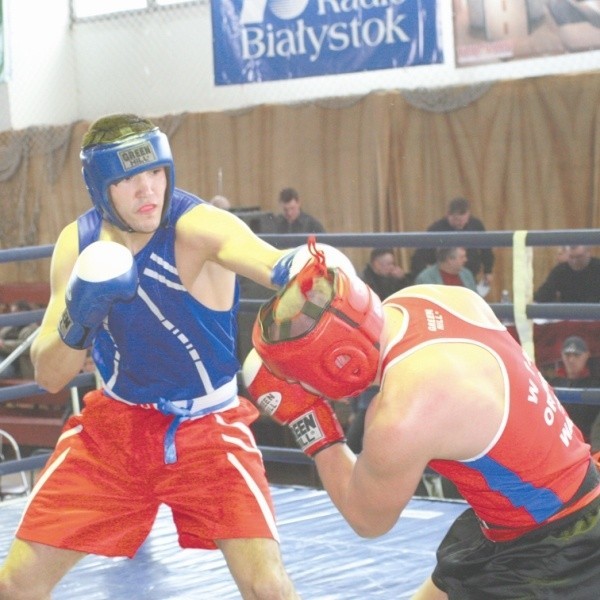 Krzysztofowi Zimnochowi (z lewej) pozostało jedynie dopingowanie kolegów występujących na ringu w Atenach