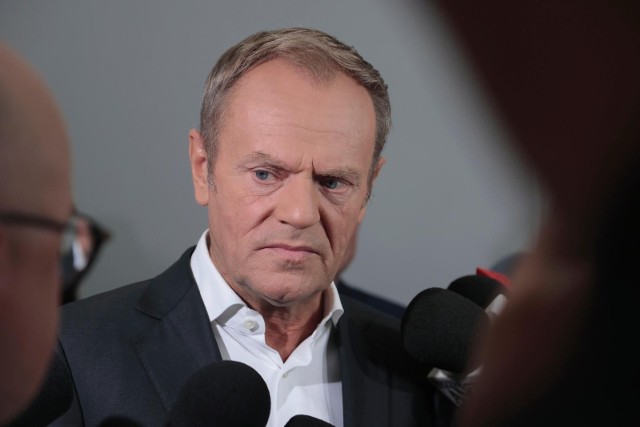 Donald Tusk w Ostrowie Wielkopolskim nie pamiętał, że minister Przemysław Czarnek odpowiada także za uniwersytety.