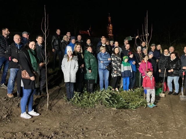 Mieszkańcy Biskupic (powiat wielicki) zasadzili drzewa z okazji 360. rocznicy konsekracji kościoła pw. św. Marcina. Pomysłodawcą takiego uczczenia jubileuszu było Koło Pszczelarzy Biskupice