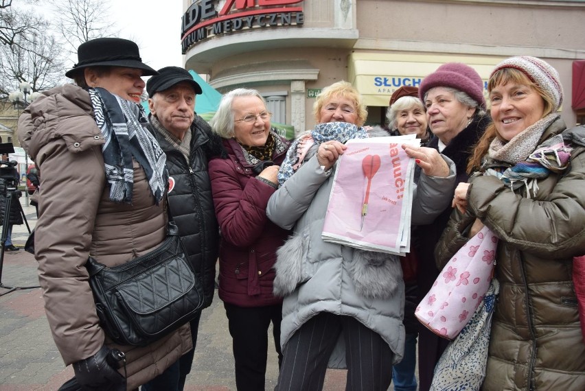 Zielona Góra. 14 lutego 2019. Flash mob na zielonogórskim...