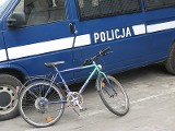 Wadowice. Policja szuka rowerzysty, który wjechał na idącą drogą kobietę