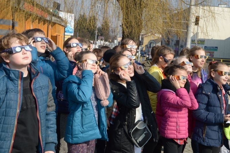 Oglądanie zaćmienia słońca było możliwe dzięki...