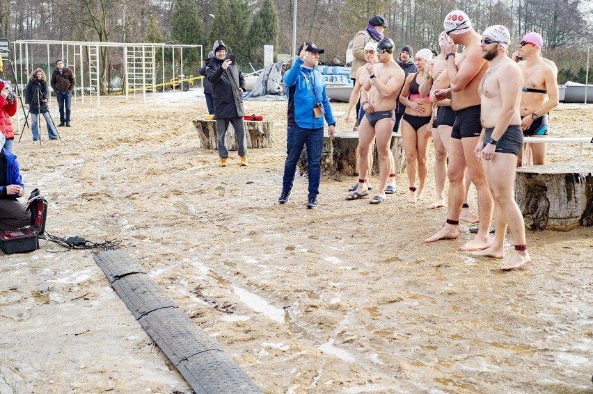 300 metrów w zimnych wodach Jeziora Kierskiego,...