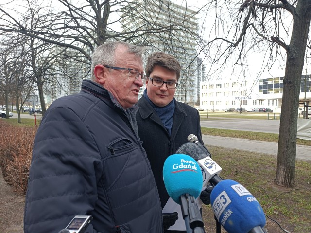 Gdańsk. Protest polityków SP przeciw zakazowi aut spalinowych. Pojawiły się też... robaki