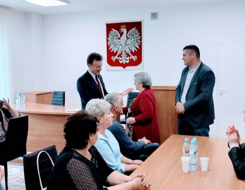 Spotkanie z sołtysami w Rzewniu. Sołtysi otrzymali podziękowania za pracę i zaświadczenia o wyborze na kolejną kadencję. 5.05.2023