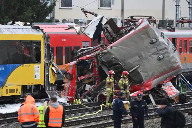Miejsce zderzenia dwóch pociągów w okolicy Dworca Głównego w Gdyni, 5 bm. W wypadku uczestniczyły szynobus oraz pociąg osobowy relacji Malbork-Gdynia. Jeden z wagonów wykoleił się i przewrócił. Poszkodowane zostały cztery osoby