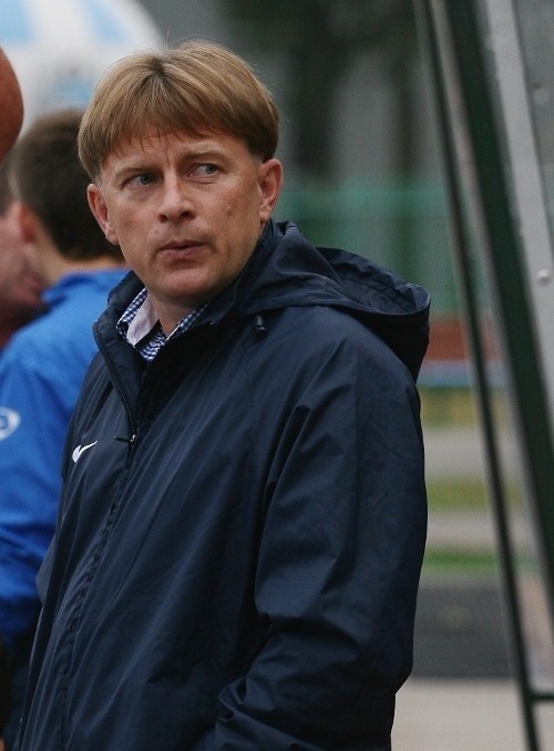 Grzegorz Wędzyński (na zdjęciu) ma wiele powodów do zmartwień. Jego zespół nie zdołał w tym sezonie pokonać jeszcze bramkarza przeciwników