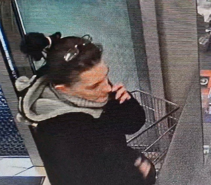 Policja z Kościerzyny szuka kobiety ze zdjęć. To ona płaciła cudzą kartą bankomatową. Z konta zniknęło 8 tysięcy złotych