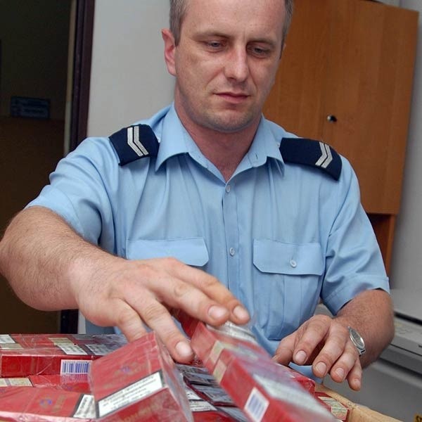 Podczas przeszukania policjanci znaleźli 25 tys. paczek papierosów i gotówkę - 32 tysiące złotych.