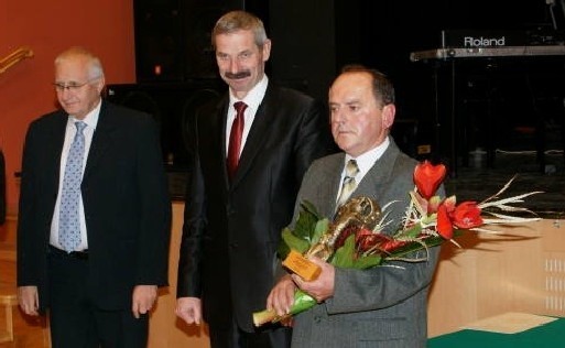 Paweł Hellwich (z prawej) odebrał statuetkę z rąk burmistrza Romana Musiała. (w środku). Na zdjęciu z lerwej przedsiębiorca Henryk Paech.