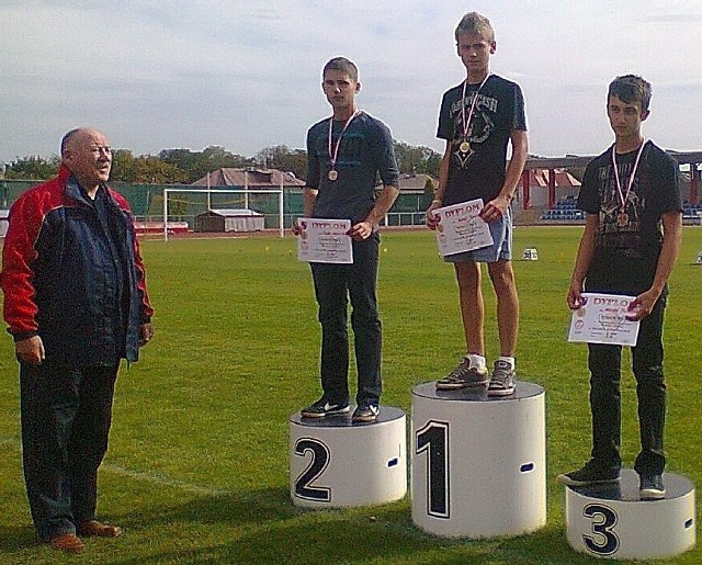 Kamil Jaros (w środku) zdobył złoty medal indywidualnych mistrzostw województwa w lekkiej atletyce w Sandomierzu.