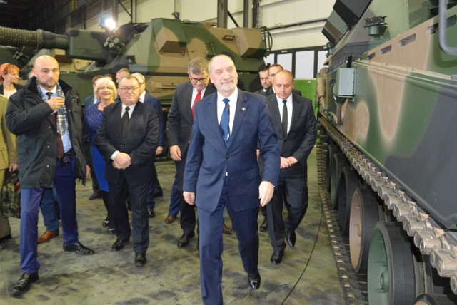 Minister obrony narodowej Antoni Macierewicz oglądał wystawiony w halach montażowych sprzęt wojskowy wyprodukowany w Hucie Stalowa Wola