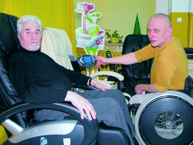 Na razie robię masaż klasyczny i obsługuję sprzęt na praktyce w Szansie - mówi uczestnik projektu Eugeniusz Lemiesz (na wózku). W wyposażeniu gabinetów mogłyby pomóc rady sołeckie i gminni przedsiębiorcy - dodaje pomysłodawca Jan Prokopiuk (z lewej).