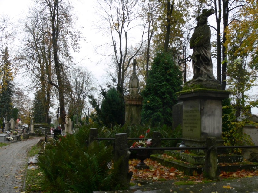 Ruszają kwesty na cmentarzach w Sandomierzu. Ponad 200 wolonariuszy będzie zbierało pieniądze na ratowanie nagrobków