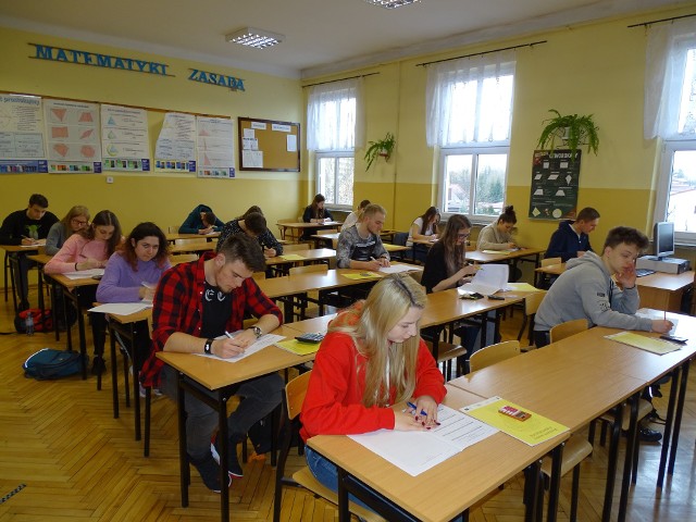Na zdjęciu uczniowie I Liceum Ogólnokształcącego imienia Komisji Edukacji Narodowej w Końskich podczas próbnej matury z matematyki.