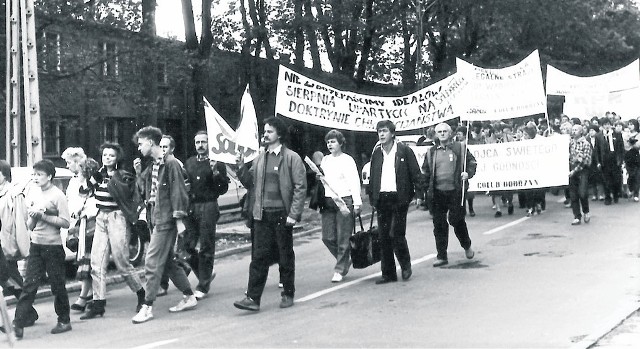 Na 6. Pielgrzymce Ludzi Pracy w Częstochowie w 1988 roku, podobnie jak na wielu innych, byłem wraz żoną Krystyną (idziemy w środku, pod transparentem)