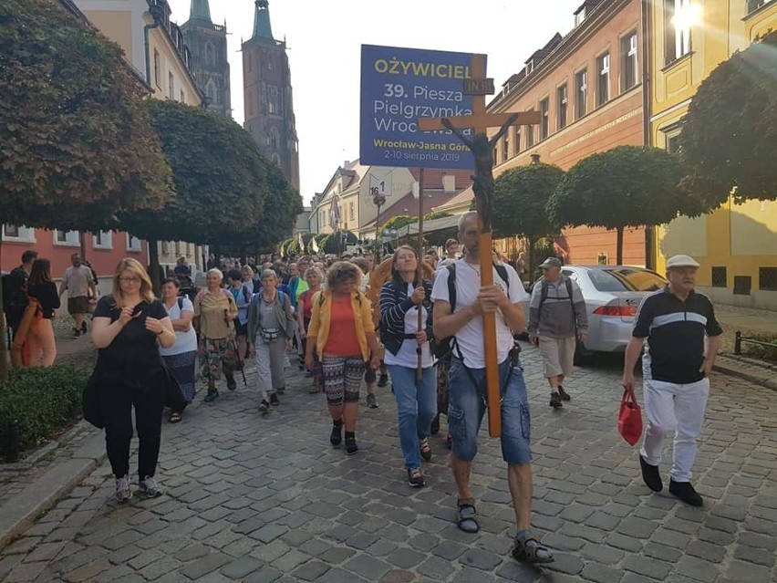 Z Wrocławia wyruszyła piesza pielgrzymka na Jasną Górę (ZDJĘCIA)