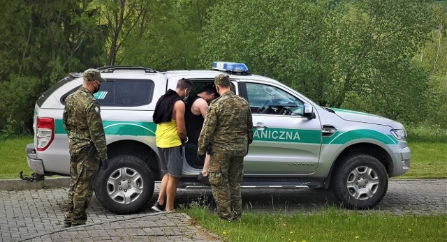 Ukrainiec i Syryjczyk nielegalnie przekroczyli granicę z ukraińsko-polską. Zostali zatrzymani przez funkcjonariuszy Straży Granicznej w Tarnawie Niżnej w powiecie bieszczadzkim.