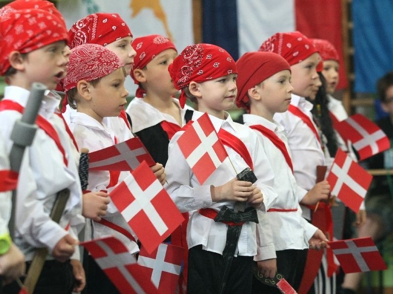Klasa 0a na scenie prezentuje obyczaje Danii.