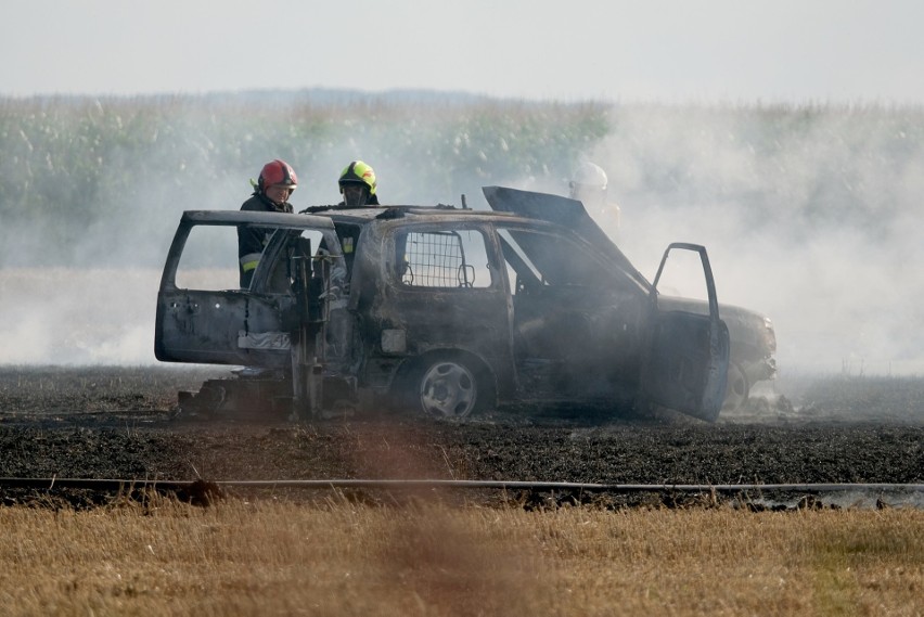 Na polu w Lesznie (gm. Medyka) w powiecie przemyskim spłonął...