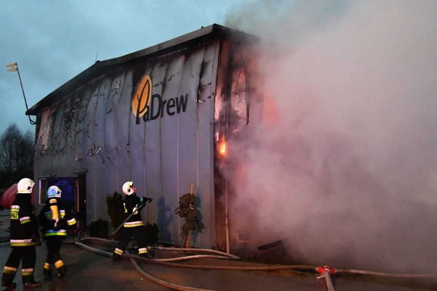 Kornica. Pożar zakładu stolarskiego. Jedna osoba ranna, 100 strażaków w akcji (NOWE ZDJĘCIA) 