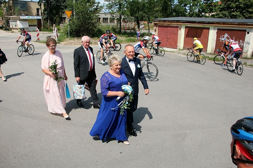 Adam z STC się żeni. Koledzy ze Skarżyskiego Towarzystwa Cyklistów na rowerach odprowadzili nowożeńców do ołtarza