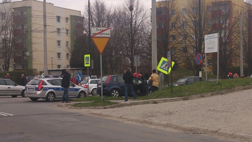 Wypadek na ul. Orkana: Trzy osoby w szpitalu (ZDJĘCIA)