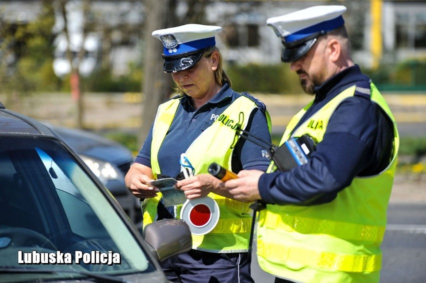 W bezpiecznym dotarciu do celu pomagali policjanci ruchu...