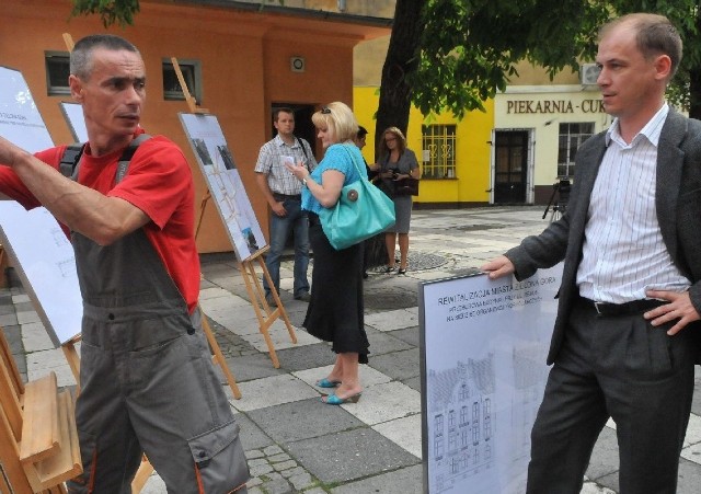 Wiceprezydent Zielonej Góry Krzysztof Kaliszuk (na zdjęciu z prawej, przed wczorajszą konferencją prasową na deptaku) plany rewitalizacji starówki ma na papierze. Roboty mają ruszyć jeszcze w tym roku. (fot. Paweł Janczaruk)