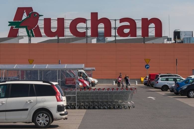 Przybywa również parkometrów przy hipermarketach Auchan,...