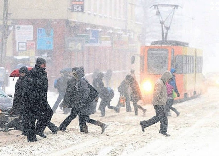 Łodzkie przygotowuje się na atak zimy. Rodzice kupują sanki, kierowcy martwią się o sytuację drogową