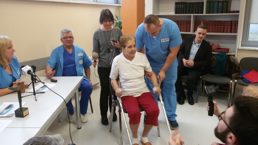 Lekarze z Zabrza wydrukowali i wszczepili biodro 78-letniej kobiecie