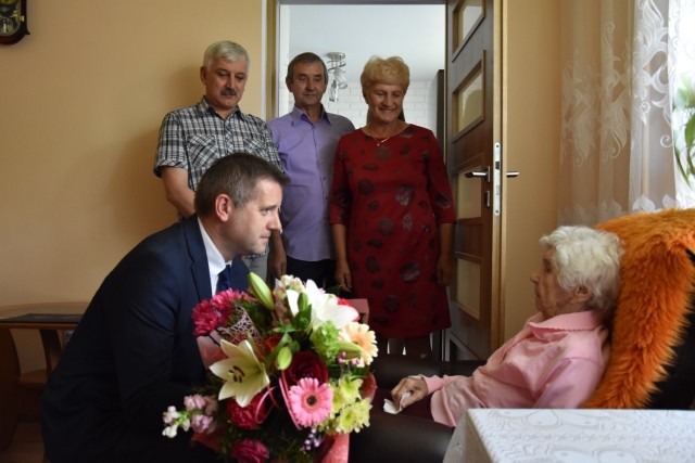 Jubilatkę z życzeniami i bukietem kwiatów odwiedził burmistrz Chmielnika Paweł Wójcik.
