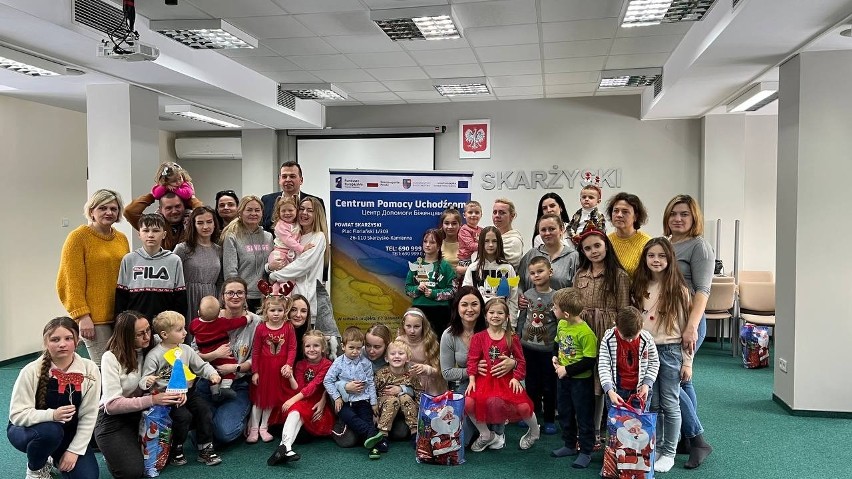 Tak dzieci z Ukrainy mieszkające w powiecie skarżyskim bawiły się ze Świętym Mikołajem. Zobacz, jakie prezenty dostały