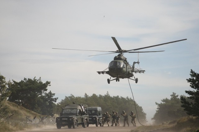 Anakonda 12. Formoza zatrzymuje kolumnę samochodów.