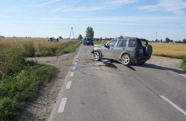 W wyniku zderzenia dwójka pasażerów podróżujących bmw została przewieziona do szpitala.