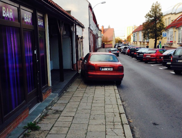 Niemal codziennie czytelnicy przysyłają nam zdjęcia autodrani. Ten zaanektował cały chodnik