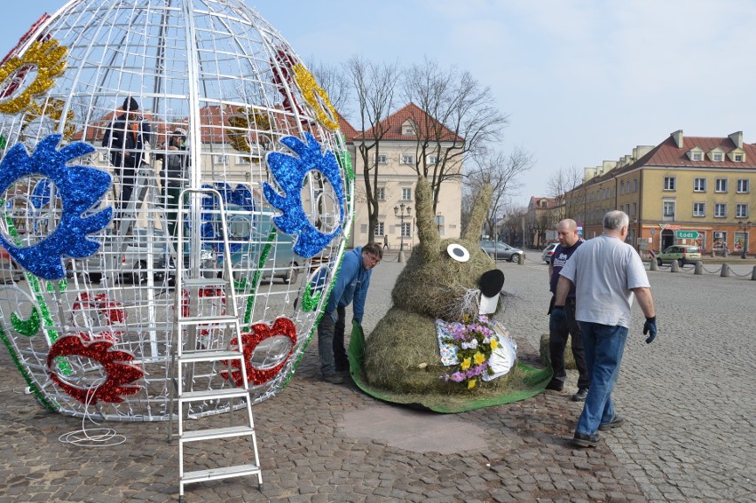 Na Starym Rynku w Łowiczu stanęło podświetlane jajo [Zdjęcia]